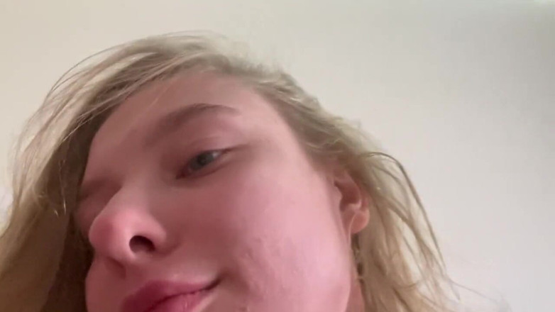 JuiceLussie: La mia sorellastra fingeva di essere la mia ragazza, io...