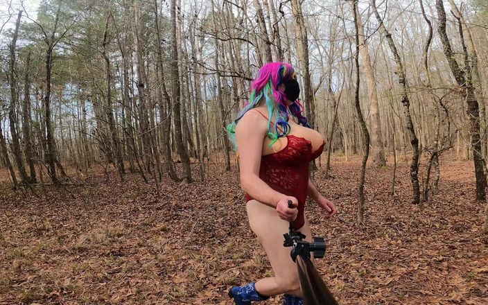 Jon Screcrow: Gigante fake boobs crossdresser andando na floresta em lingerie