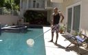 Kick Ass Pictures: Riley Reid w faceta z basenu uderza ponownie
