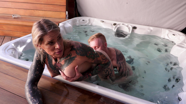 Silas Stone: Saya mengongkek jiran transeksual MILF saya dalam tab mandi panas