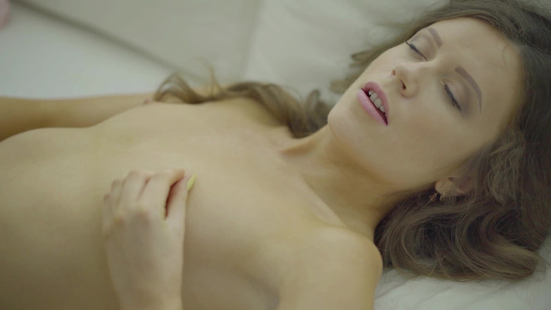 Adult Deluxe: Гола блондинка-тінка мастурбує себе сама