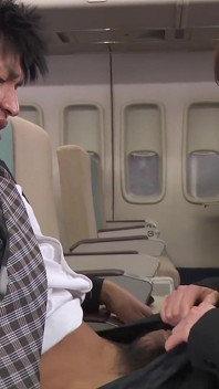 Збуджена японська красуня смокче член і отримує жорсткі пестощі пальцями в уніформі