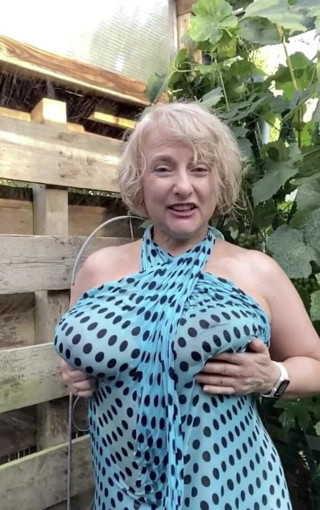 Car-ina: Laten we mijn buurvrouw plagen!