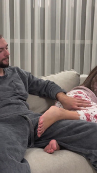 J’ai mis une bite dans ma demi-sœur occupée par derrière, mais je n’ai pas sorti ma bite à temps et n’ai pas éjaculé dans la chatte