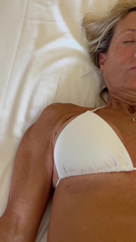 GILF pronta para nadar, mas pau duro diz não.