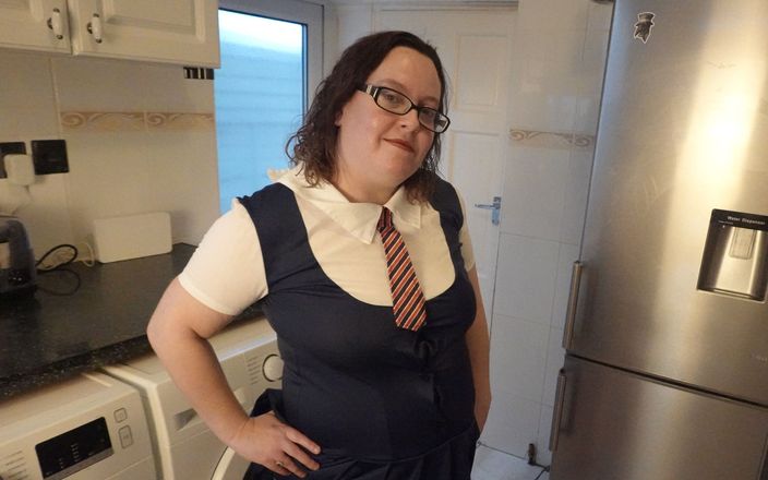 Littlevixen: Esposa traviesa en uniforme collage jugando con coño afeitado