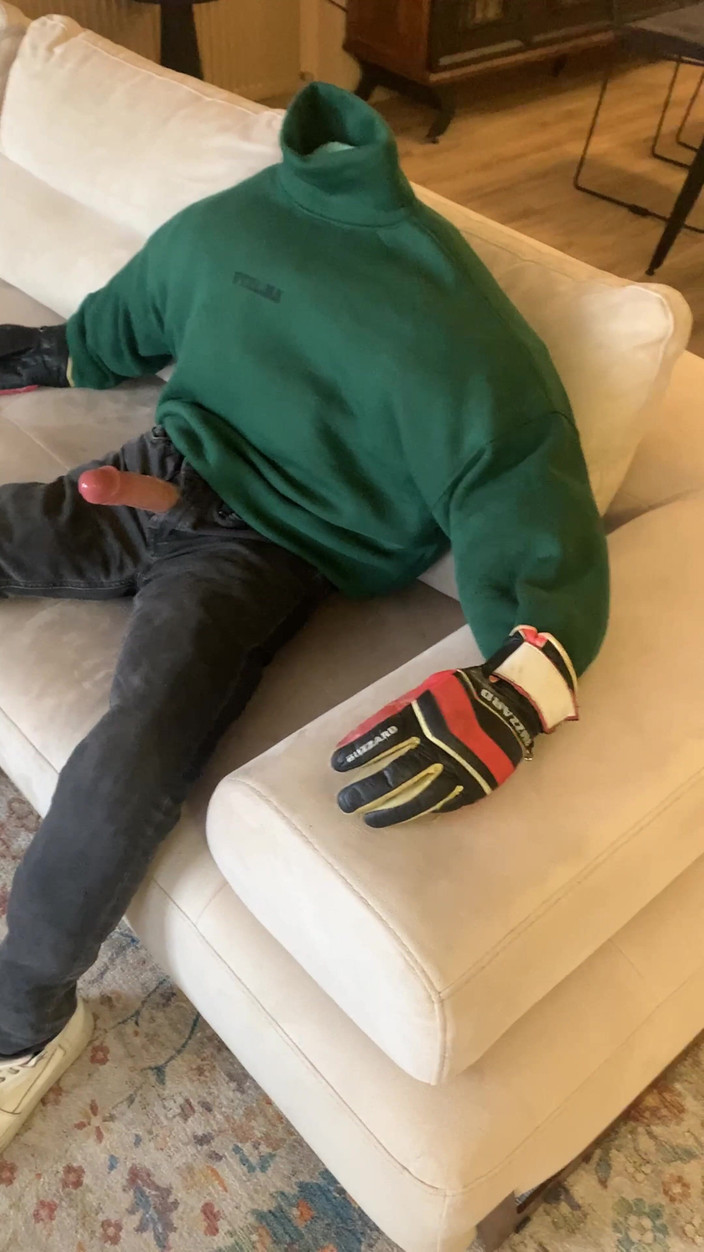 cd_aysemmm: 義理の息子がオナニーしているのを見つけたので、彼は私に手伝ってほしいと頼んだので、私はそうしました