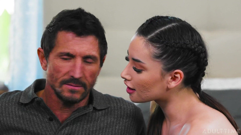 Adult Time: Adult Time - la teen arrapata Aria Lee sorpresa a masturbarsi...