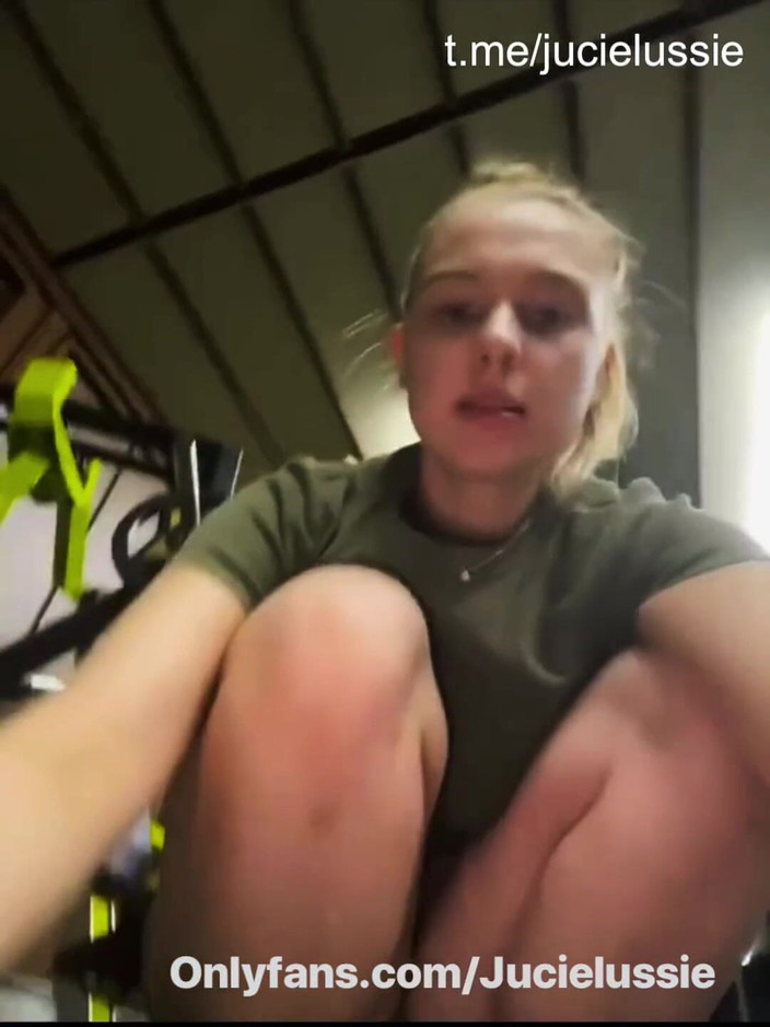 JuiceLussie: Pizdă nebună futută în public în sala de sport