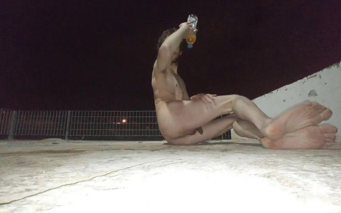 Dan Eagle: Cewek ini kencing di kamar mandi dan muncrat sambil bugil...