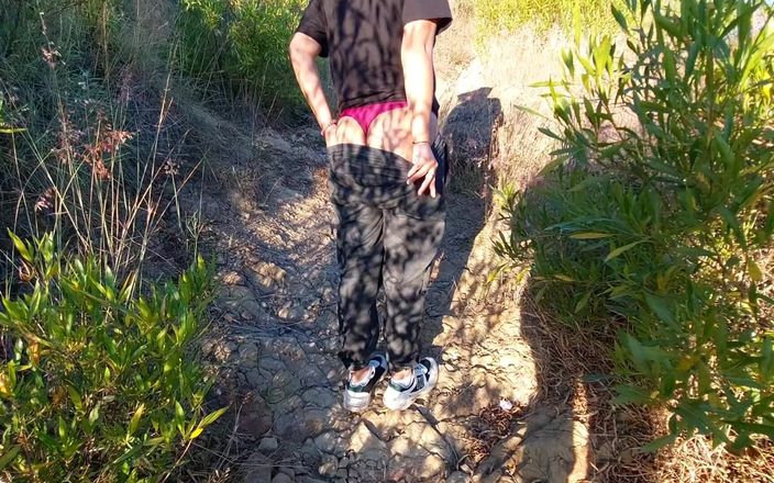Josyandhot: 大屁股拉丁女郎在山上展示屁股和奶子