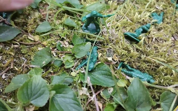 Nicoletta Embassi: La tua gigantessa schiaccia i soldati shrunken nel giardino con...