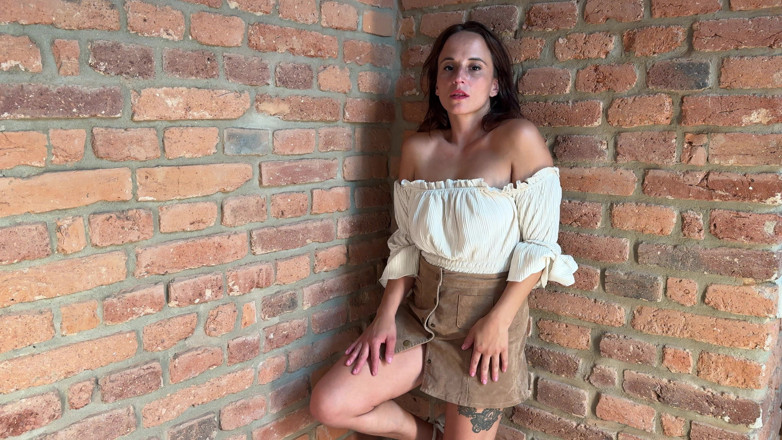 WeAreNewbies: Reina'nın terk edilmiş yeri striptiz yapıyor