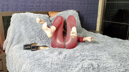 Sweet Lissa: Lick my feet after work