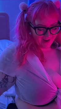 Velká kráska Britney Wannabe jezdí na šukacím stroji, dokud se nerozbije