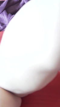 Pawg dach sautele pita ka bara kaala choos rahi hai