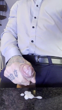 Jeune Homme En Chemise Se Branle