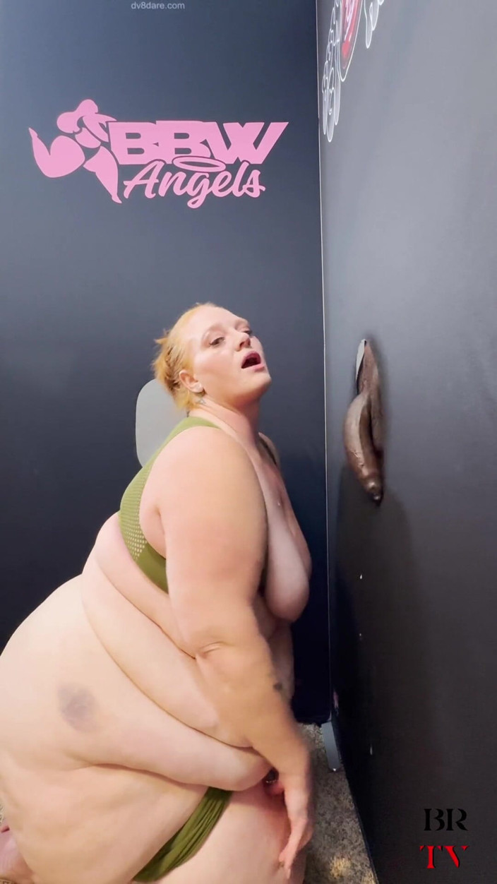 Blvck Rose TV: SSBBW Julie Ginger får ansiktsbehandling från främling på gloryhole