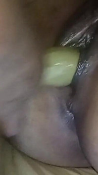 Follando el coño de una milf chorreando usando un consolador y un condón De repente se detuvo porque alguien golpeó la puerta