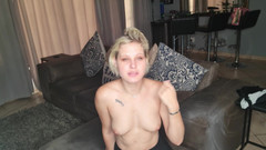 domslutfucker: Heiße oben-ohne-blondine zeigt, wie sie will, dass männer WICHsanleitung machen,...