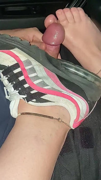 Ładna foot fetysz w samochodzie