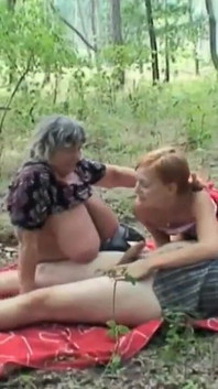 Dívka hledá houby vidí starší dámu s velkými prsy šukat se svým starým manželem a je velmi nadržená