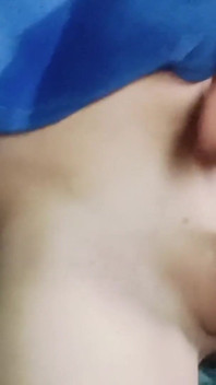 Una giovane donna si masturba analmente fino a raggiungere l'orgasmo, mangiando persino il proprio sperma