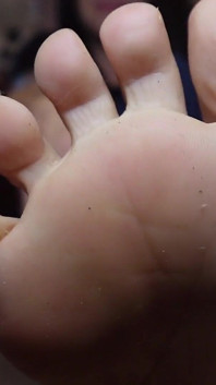 一整天都在我的脚上，他们很辛辣