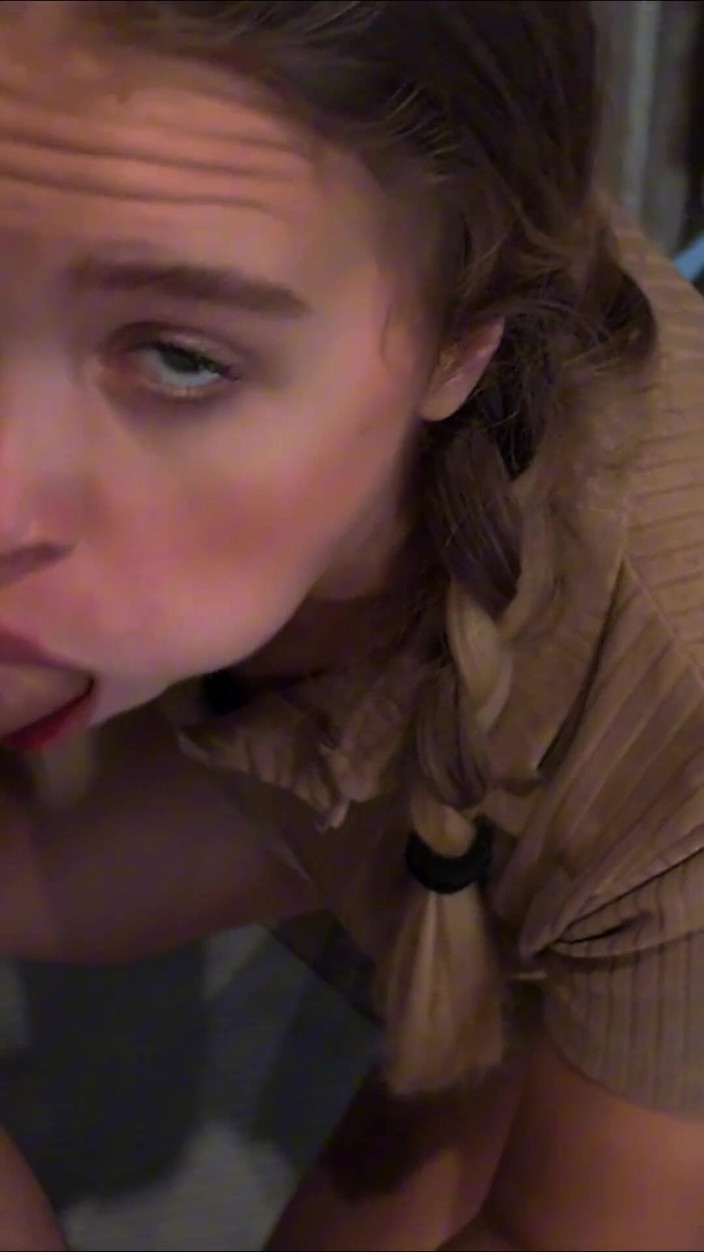 xKeryB: 그녀는 포르타 변기에서 야외 파티에서 그녀를 따먹어 달라고 애원했습니다.