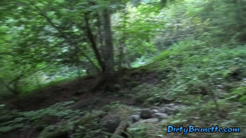 Dirty Brunette: Kouření a výstřik na obličej v lese