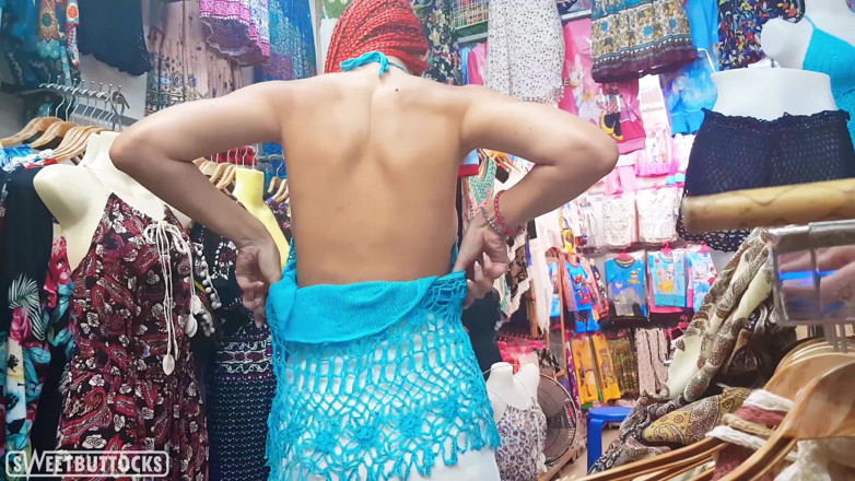 SweetButtocks: Si rambut coklat panas menukar pakaian secara awam