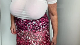 Signora piedi maturi si spoglia per te