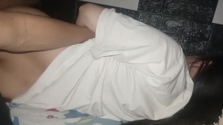 Famly sex: Asyalı bakirenin pürüzsüz götünü sikiyor