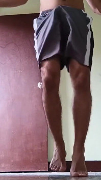 Quando faccio esercizio fisico, il mio cazzo si fa duro e i pantaloni cadono giù