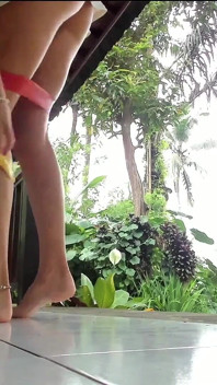 Entrenamiento de al aire libre demasiado caliente descalzo y abdominales