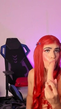 Seksi Kırmızı Film Dildosunu Emmeyi Çok Seviyor