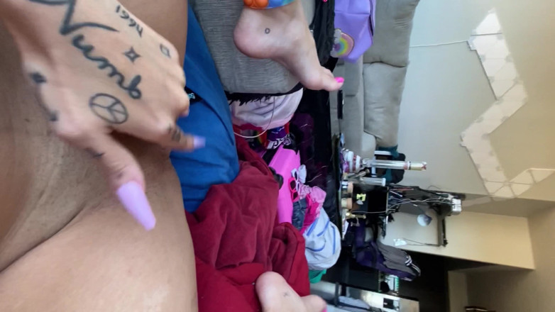 Nali Marie: Quickie Finger Masturbation Long Nails with Quiet Orgasm Shh