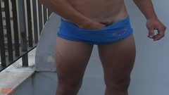 Papi Cock: Nem在泳池里