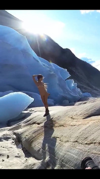 Do You Want to See How This Spontaneous Glacier Photo-shooting Turned Out?