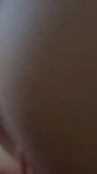 Me saca el pelo por detrás con su fuerza y me folla