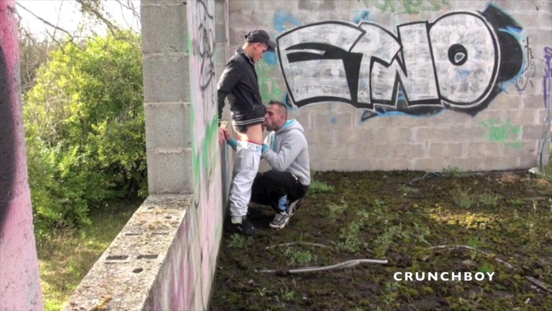 EXHIB BOYS: Mike se fait baiser par un jeune Arabe hétéro dans...