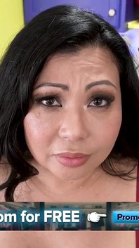 Ibu tiri Jepun matang yang jalang dengan payudara besar memberikan blowjob yang menghisap fikiran!