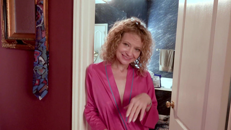 Curly blonde slut Sharon: Mát-xa bởi Sharon