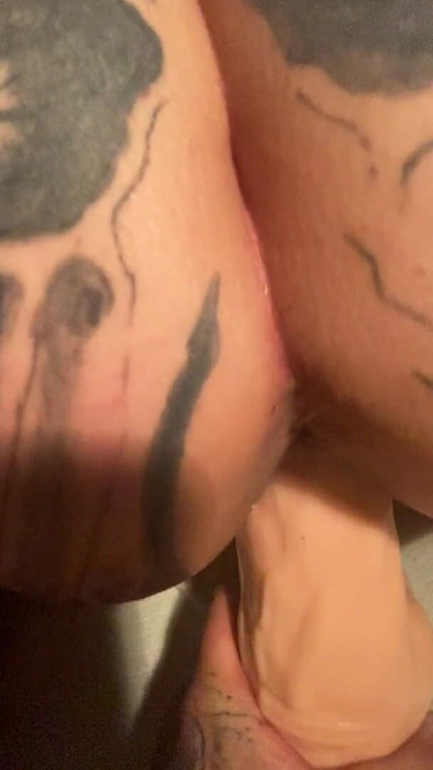 MzKiTTy91: Femeie albă cu cur perfect călărește o pulă monstruoasă de 30...
