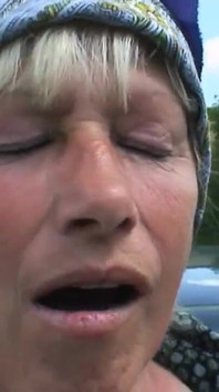 Mașina lui s-a stricat și un bărbat în vârstă se oferă să o repare în schimbul sexului