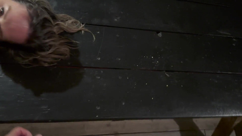 Serenity Cox: 妻子在公共小屋门廊上被性交后，乞求丈夫和朋友两次被颜射