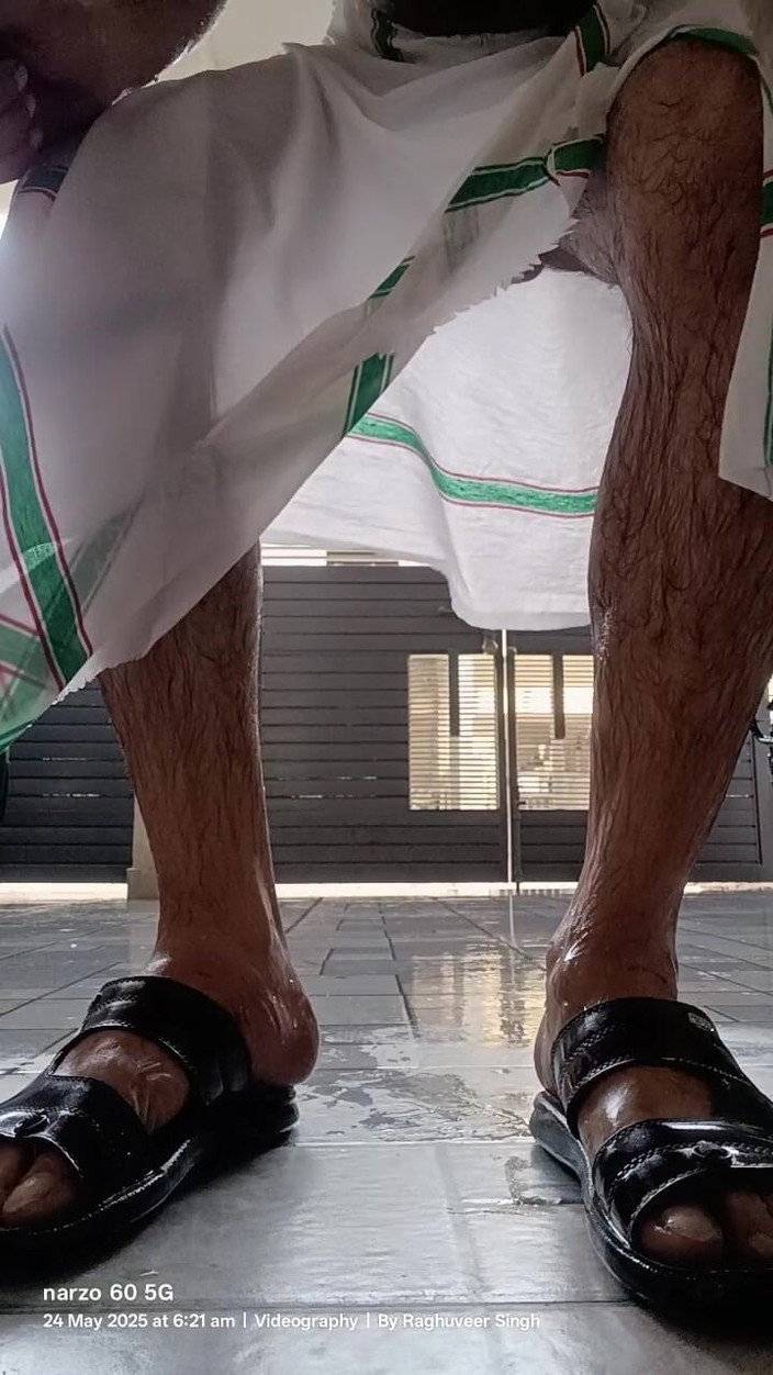 Rajasthani-old-lover: Индийский отчим наслаждается душем и трахает соседского отчима