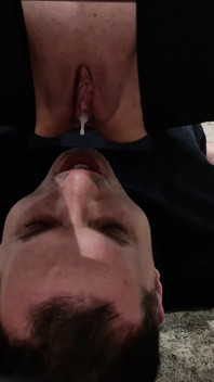 出轨人妻和她的情人一边打电话一边和她的老公说话