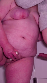 La mia matrigna mi ha sorpreso sotto la doccia - entrambi abbiamo squirto in modo incontrollabile