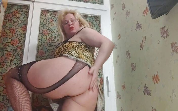 Milf Sex Queen: Striptease, mișcări, lovituri dure, lărgire de ambele găuri și penetrare dublă...